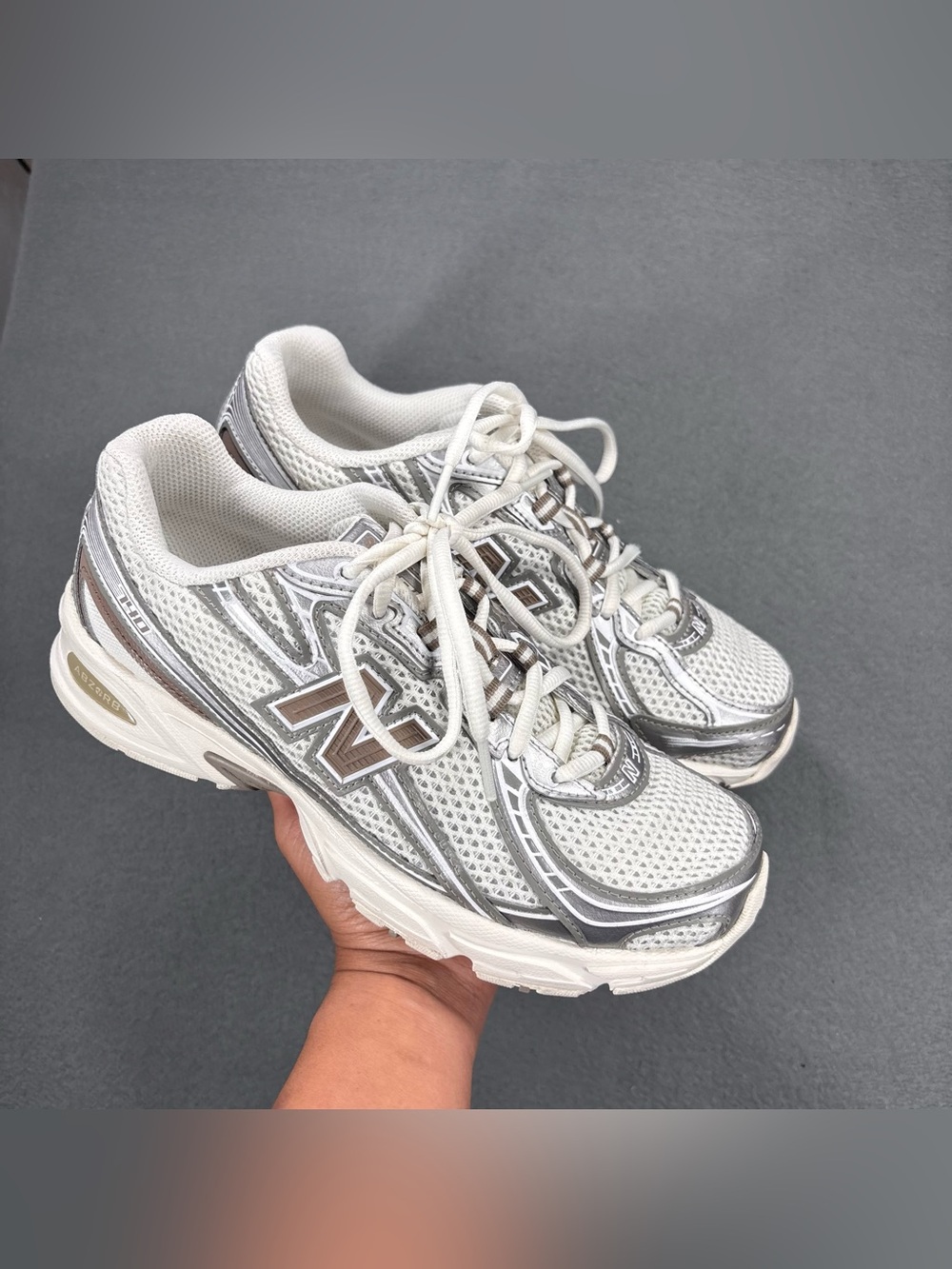 New Balance 740v2 Sea Salt/Arid Stone sneakers, size 7.5W/6M